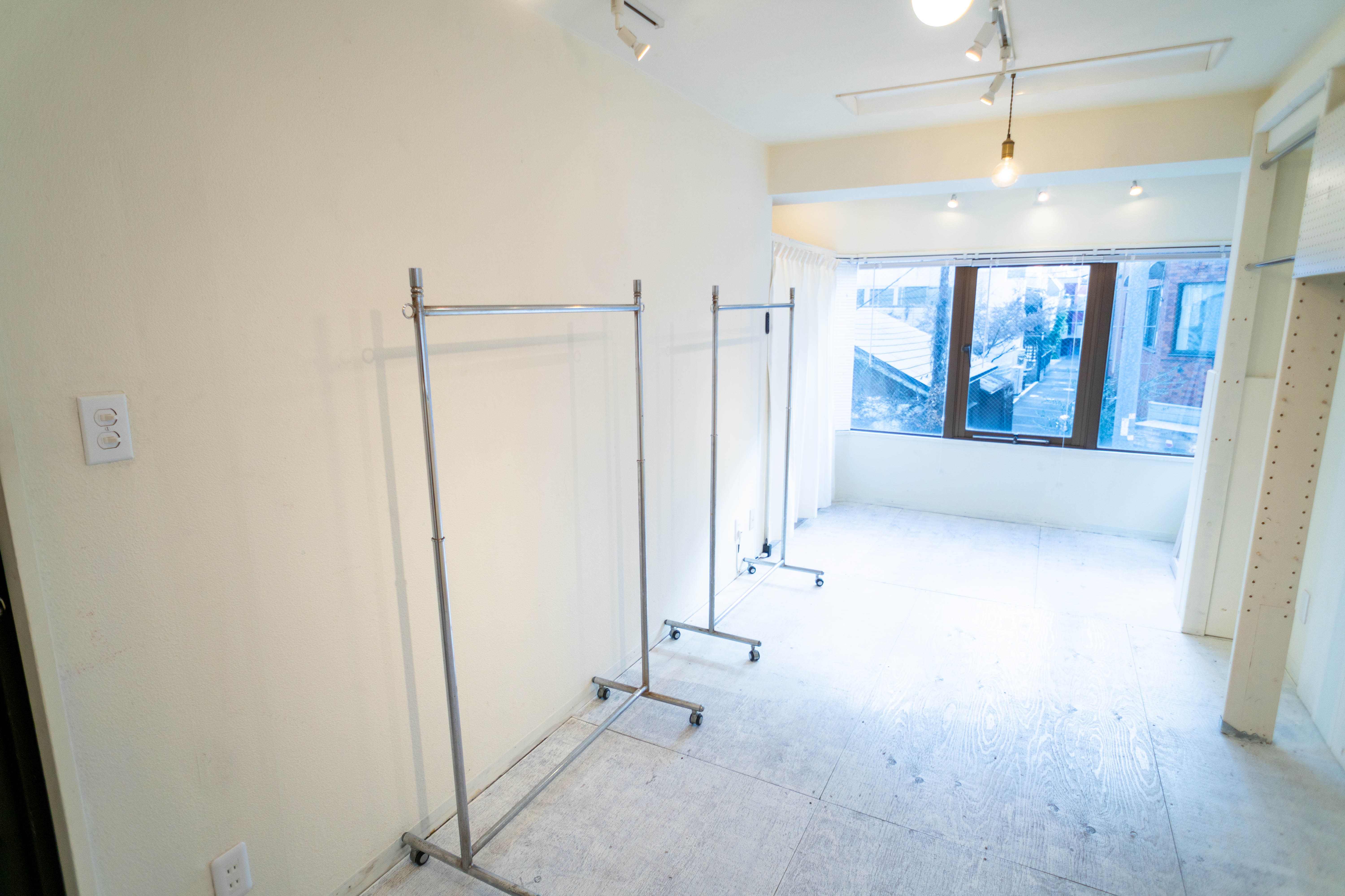 【北参道駅10分】アパレルのポップアップストアや展示会に最適な白を基調とした什器が充実したレンタルスペース