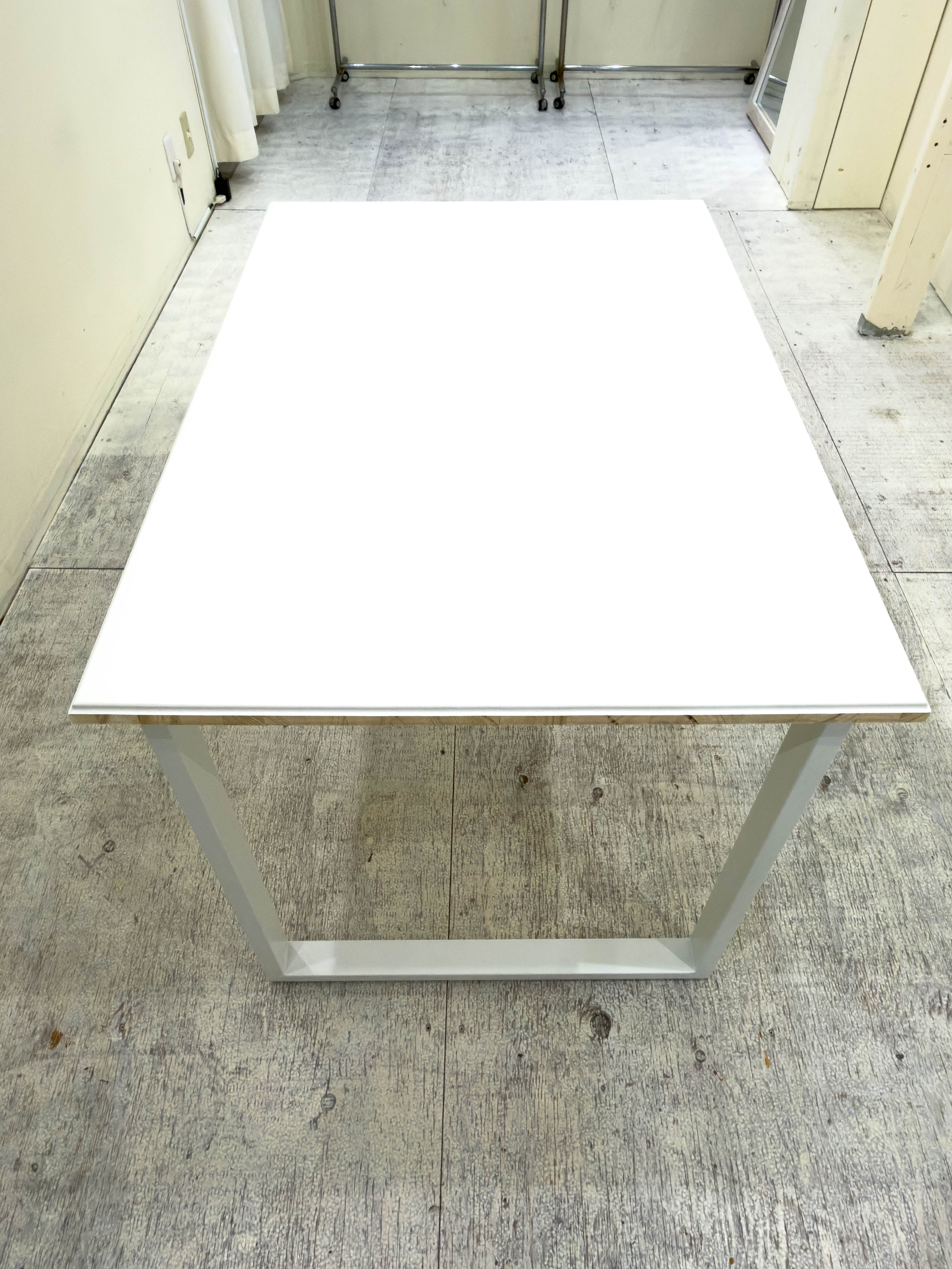 【北参道駅10分】アパレルのポップアップストアや展示会に最適な白を基調とした什器が充実したレンタルスペース