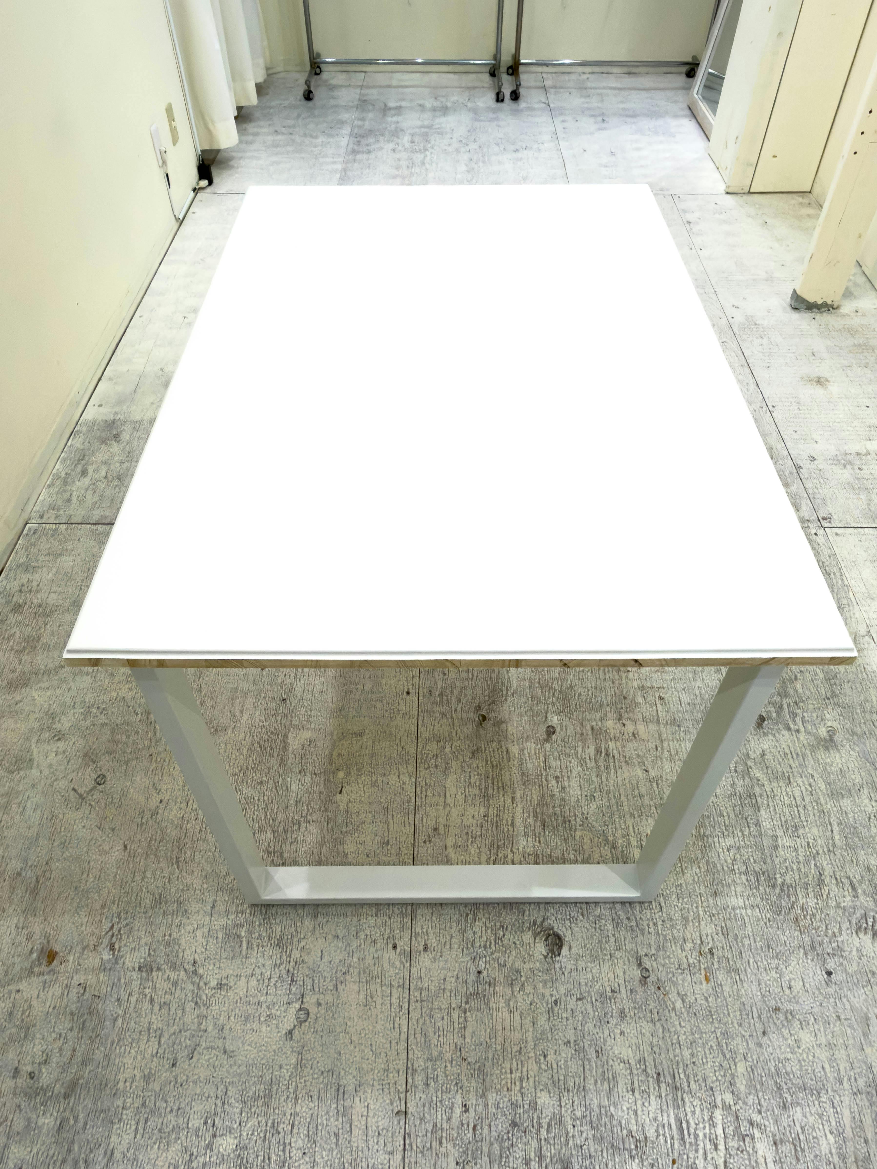 【北参道駅10分】アパレルのポップアップストアや展示会に最適な白を基調とした什器が充実したレンタルスペース