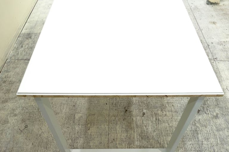 備え付けの商談用テーブル 幅(W)1000mm× 奥行(D)700mm× 高さ(H)700mm