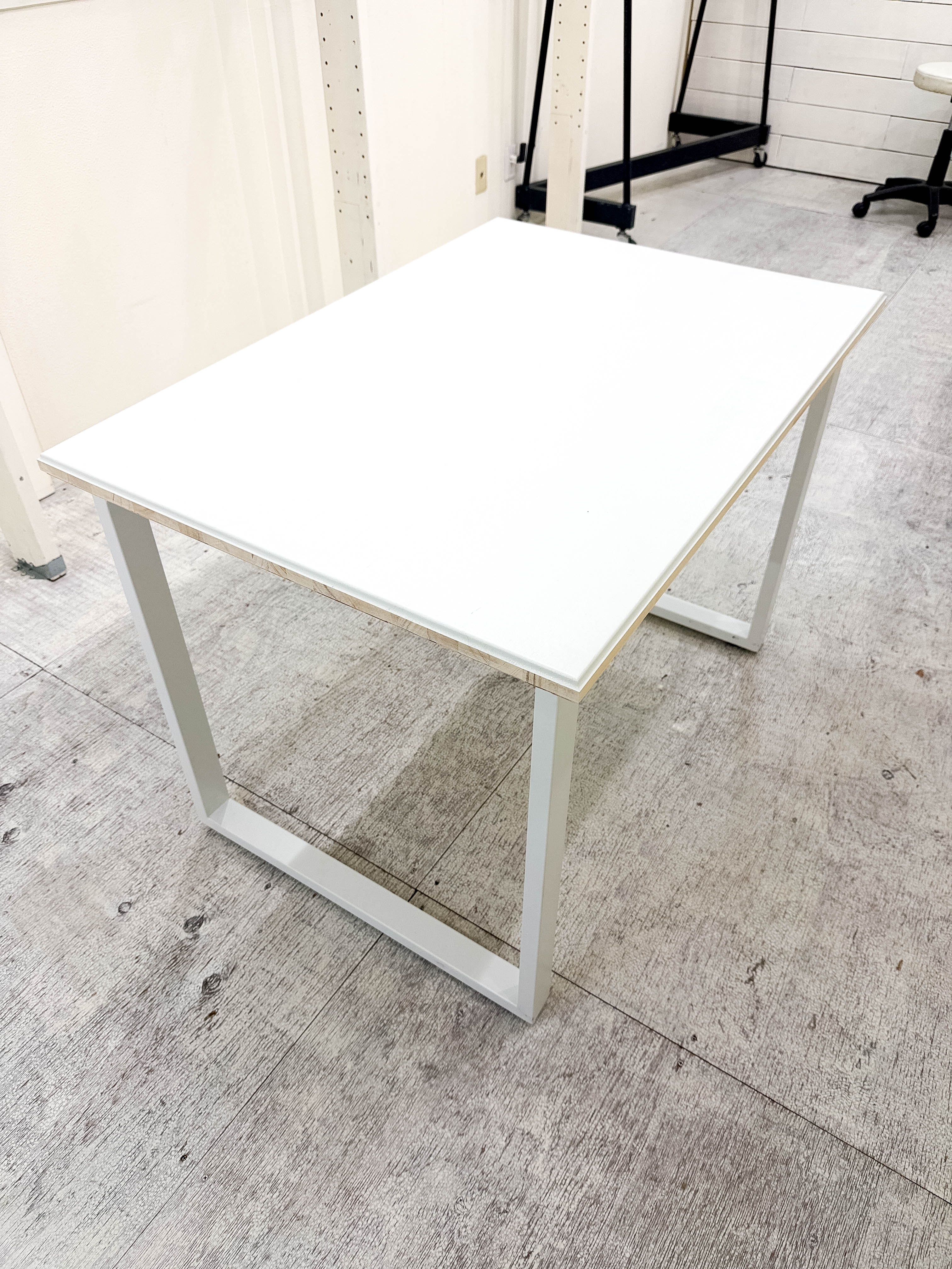 【北参道駅10分】アパレルのポップアップストアや展示会に最適な白を基調とした什器が充実したレンタルスペース