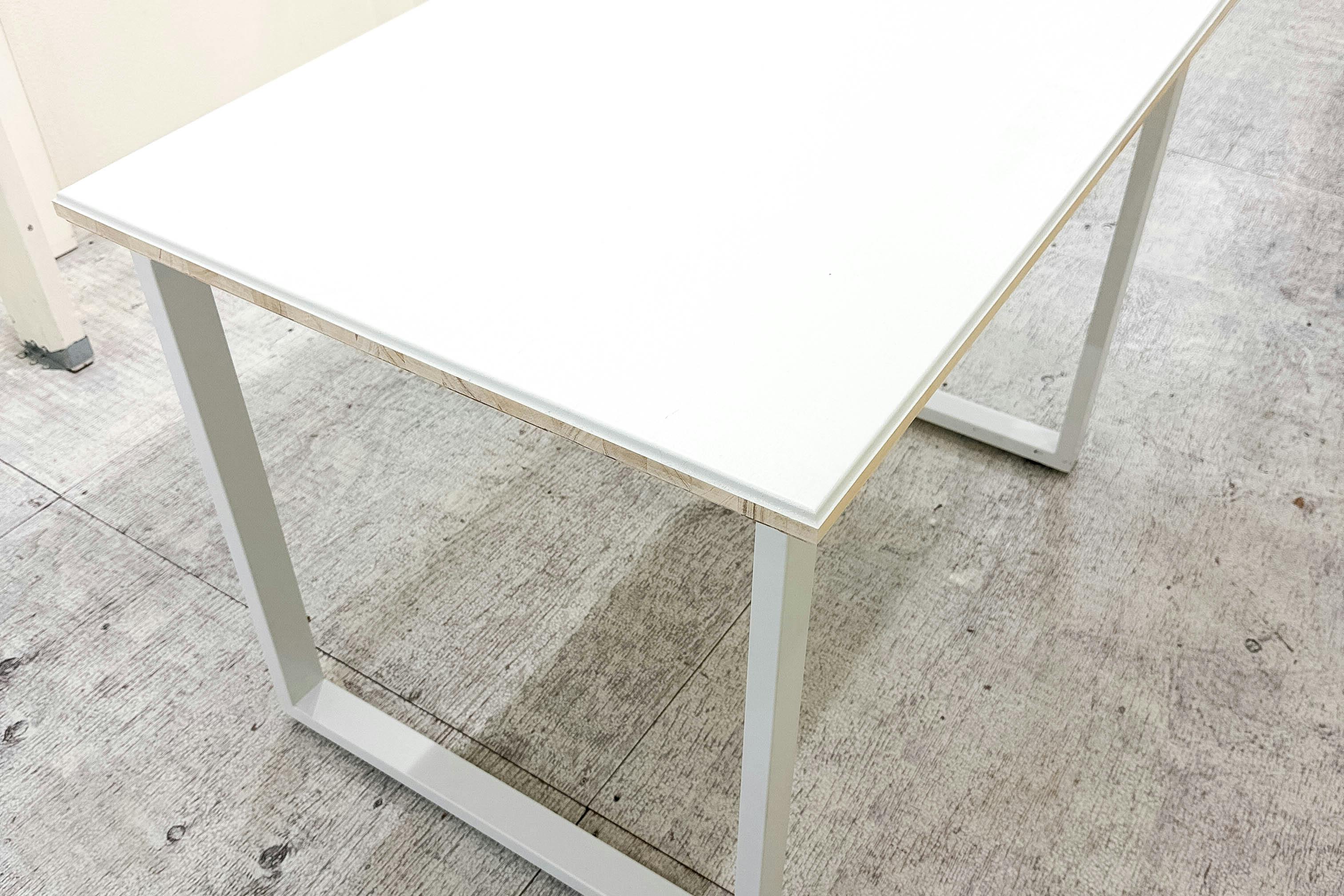 【北参道駅10分】アパレルのポップアップストアや展示会に最適な白を基調とした什器が充実したレンタルスペース