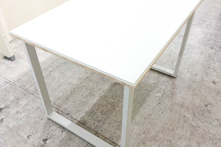 備え付けの商談用テーブル 幅(W)1000mm× 奥行(D)700mm× 高さ(H)700mm
