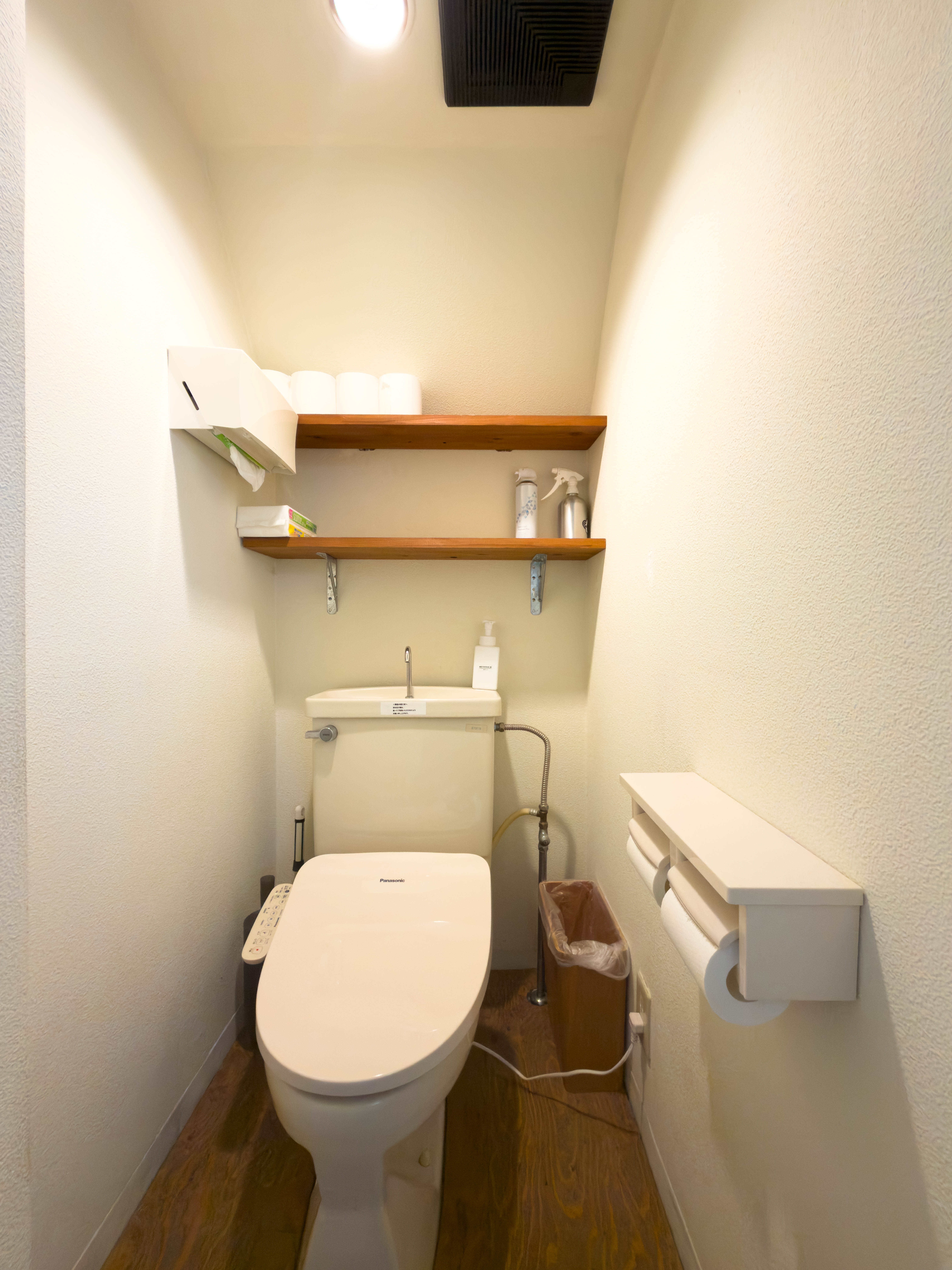 【北参道駅10分】アパレルのポップアップストアや展示会に最適な白を基調とした什器が充実したレンタルスペース