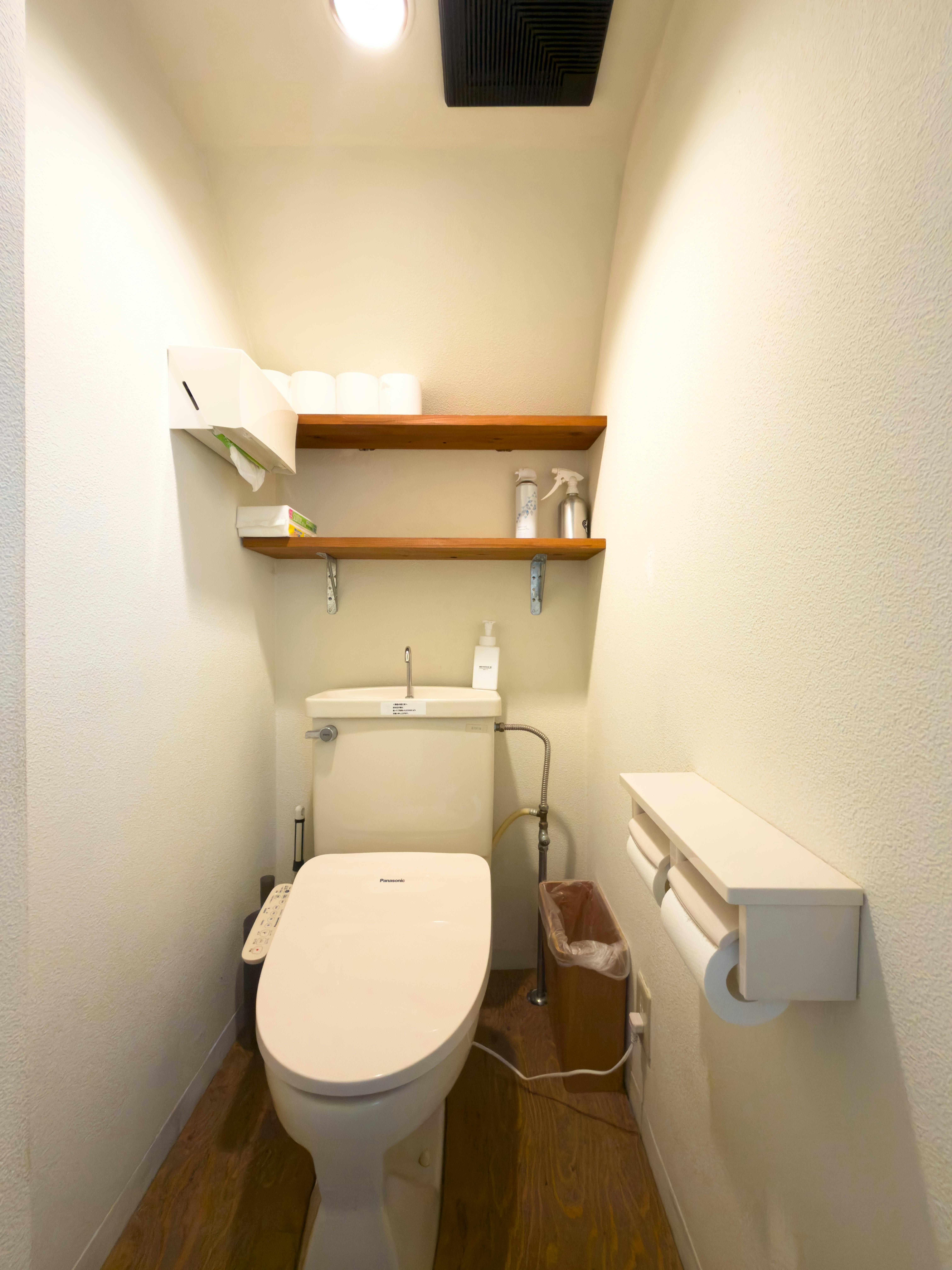 【北参道駅10分】アパレルのポップアップストアや展示会に最適な白を基調とした什器が充実したレンタルスペース