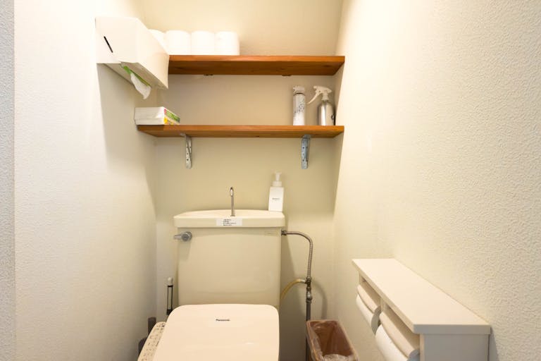 清潔感のあるトイレを完備。 男性のお客様にも座ってのご使用をお願いしております。皆様に快適にご利用いただける空間を保っています。