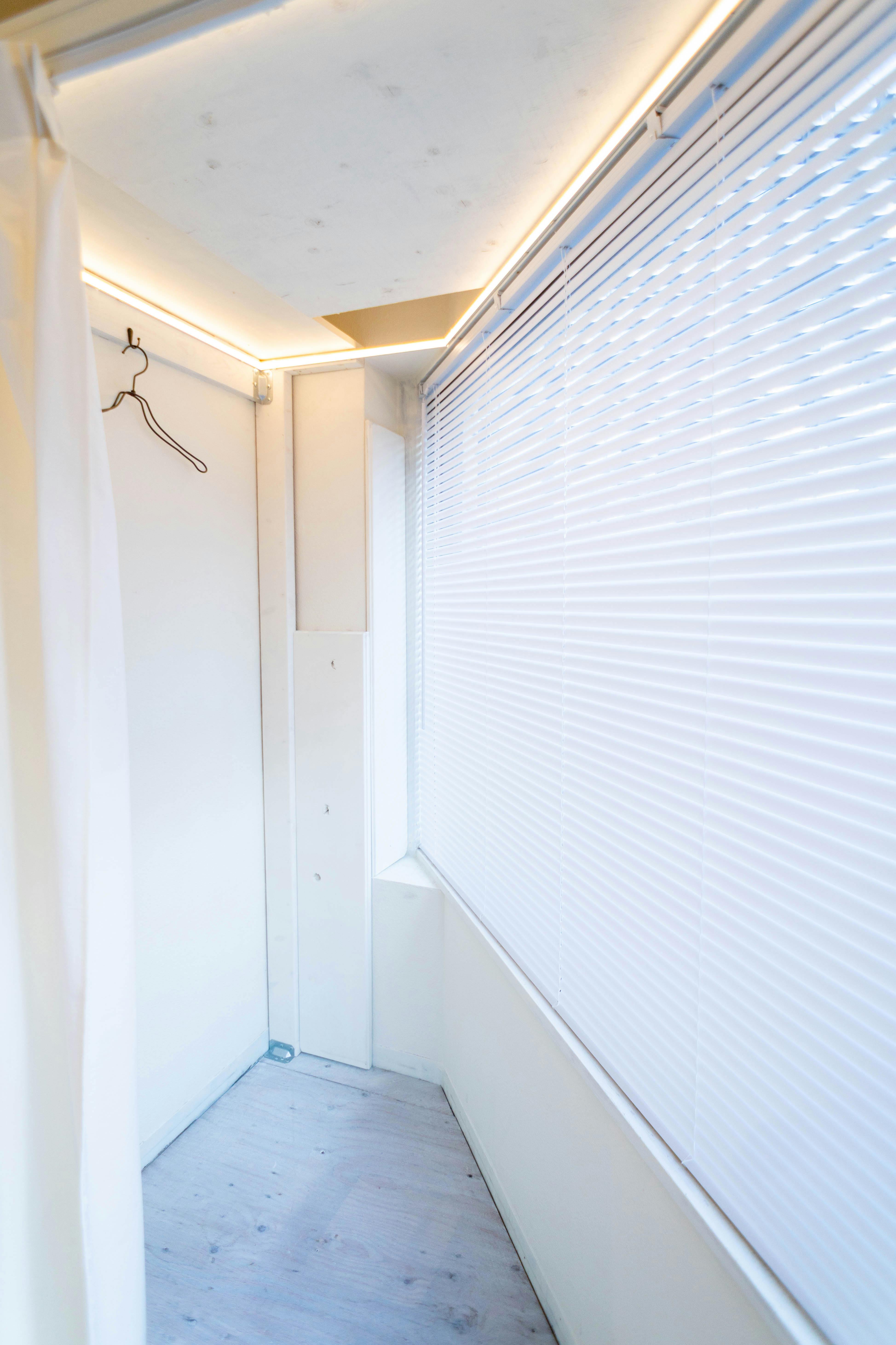 【北参道駅10分】アパレルのポップアップストアや展示会に最適な白を基調とした什器が充実したレンタルスペース