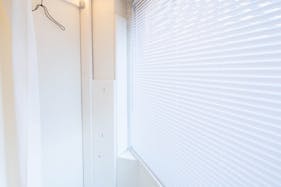 【北参道駅10分】アパレルのポップアップストアや展示会に最適な白を基調とした什器が充実したレンタルスペース