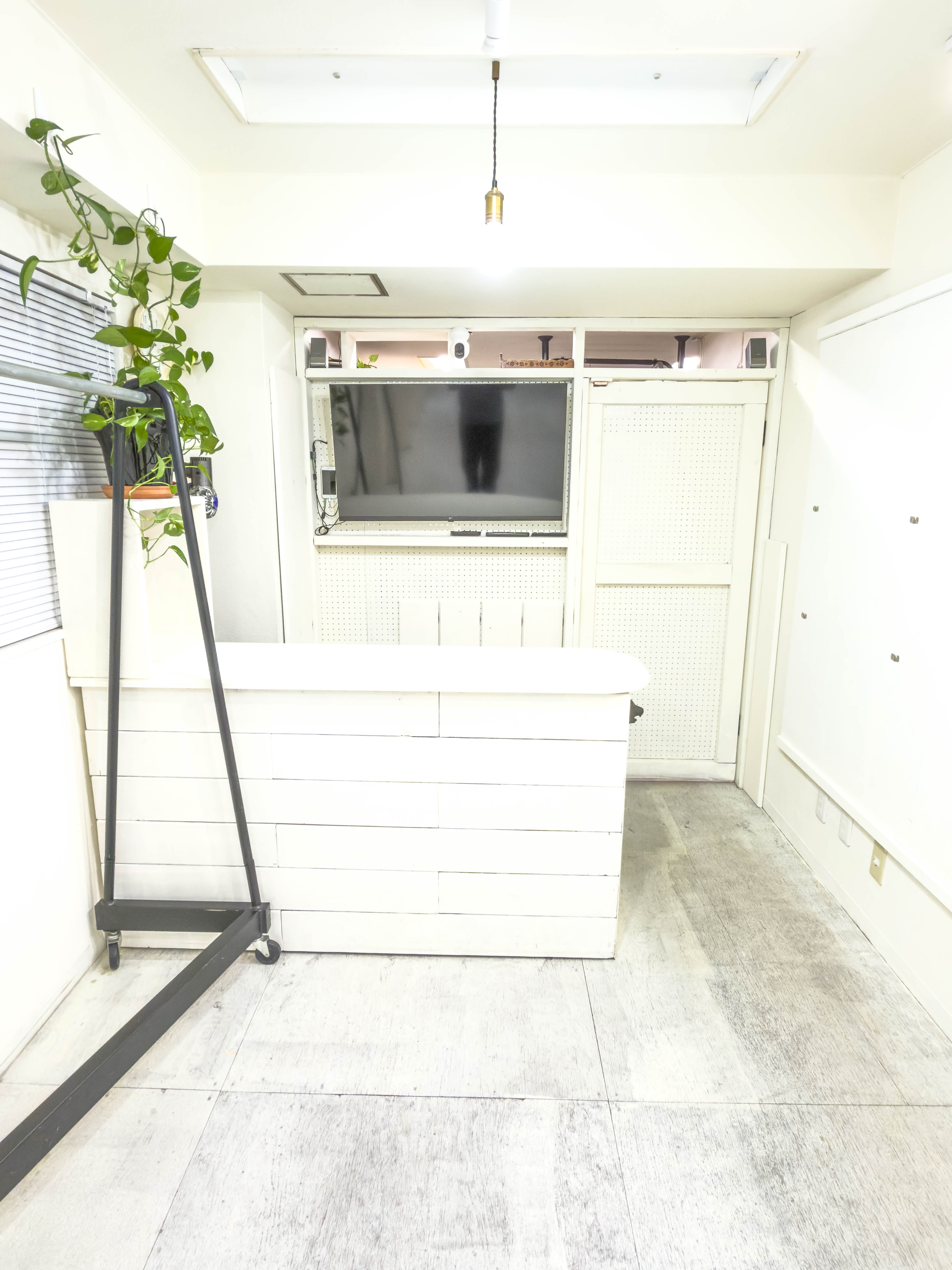 【北参道駅10分】アパレルのポップアップストアや展示会に最適な白を基調とした什器が充実したレンタルスペース