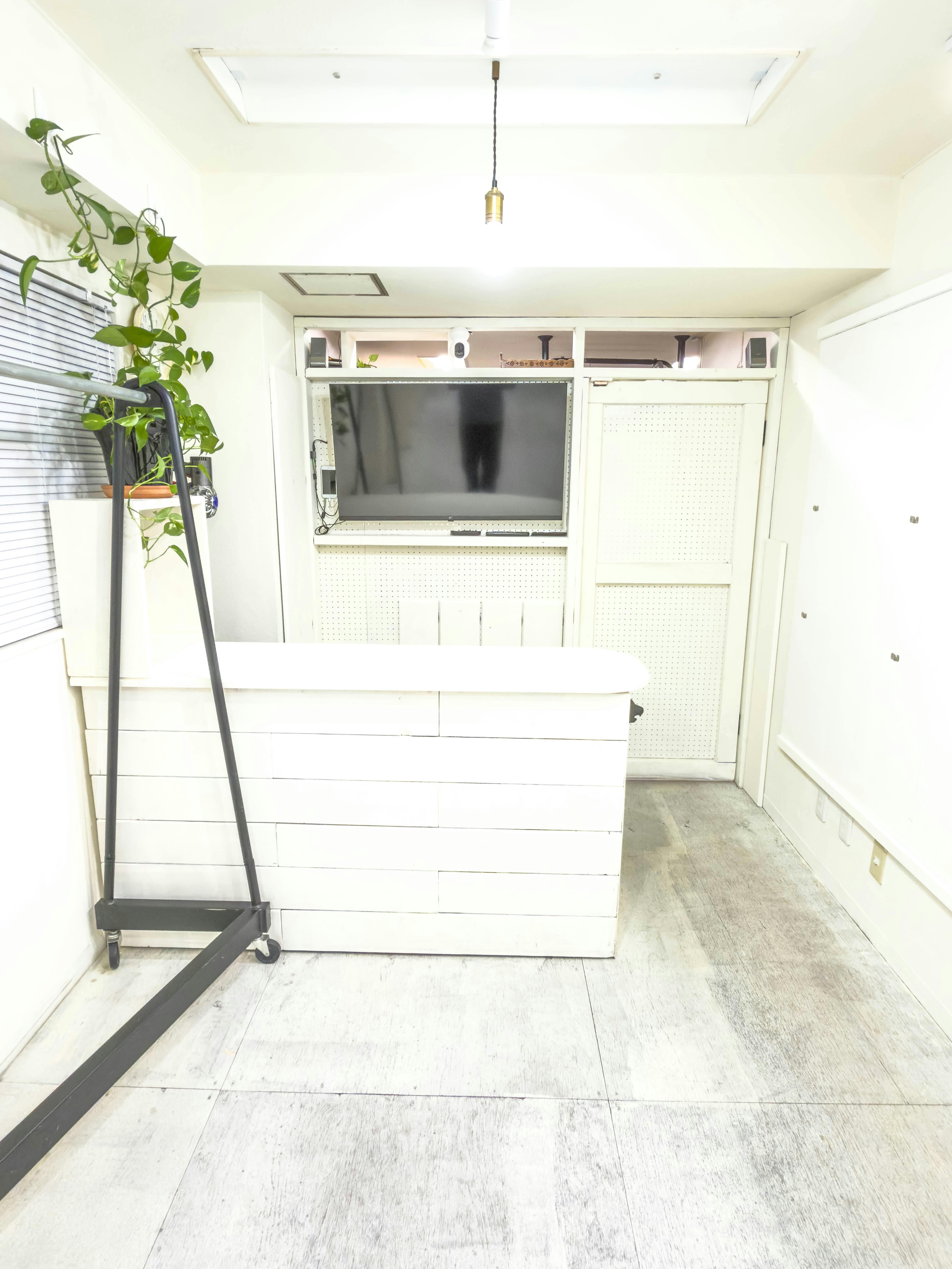 【北参道駅10分】アパレルのポップアップストアや展示会に最適な白を基調とした什器が充実したレンタルスペース