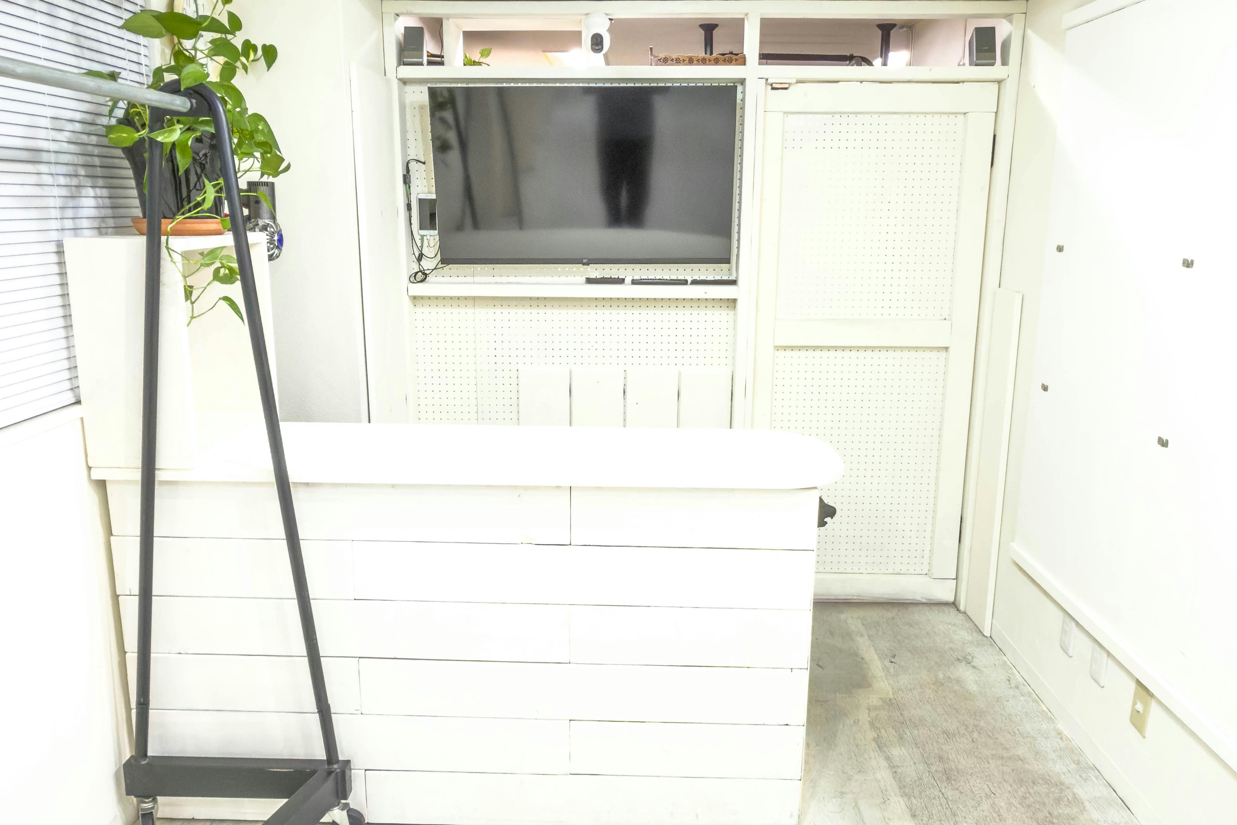 【北参道駅10分】アパレルのポップアップストアや展示会に最適な白を基調とした什器が充実したレンタルスペース