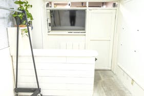 【北参道駅10分】アパレルのポップアップストアや展示会に最適な白を基調とした什器が充実したレンタルスペース