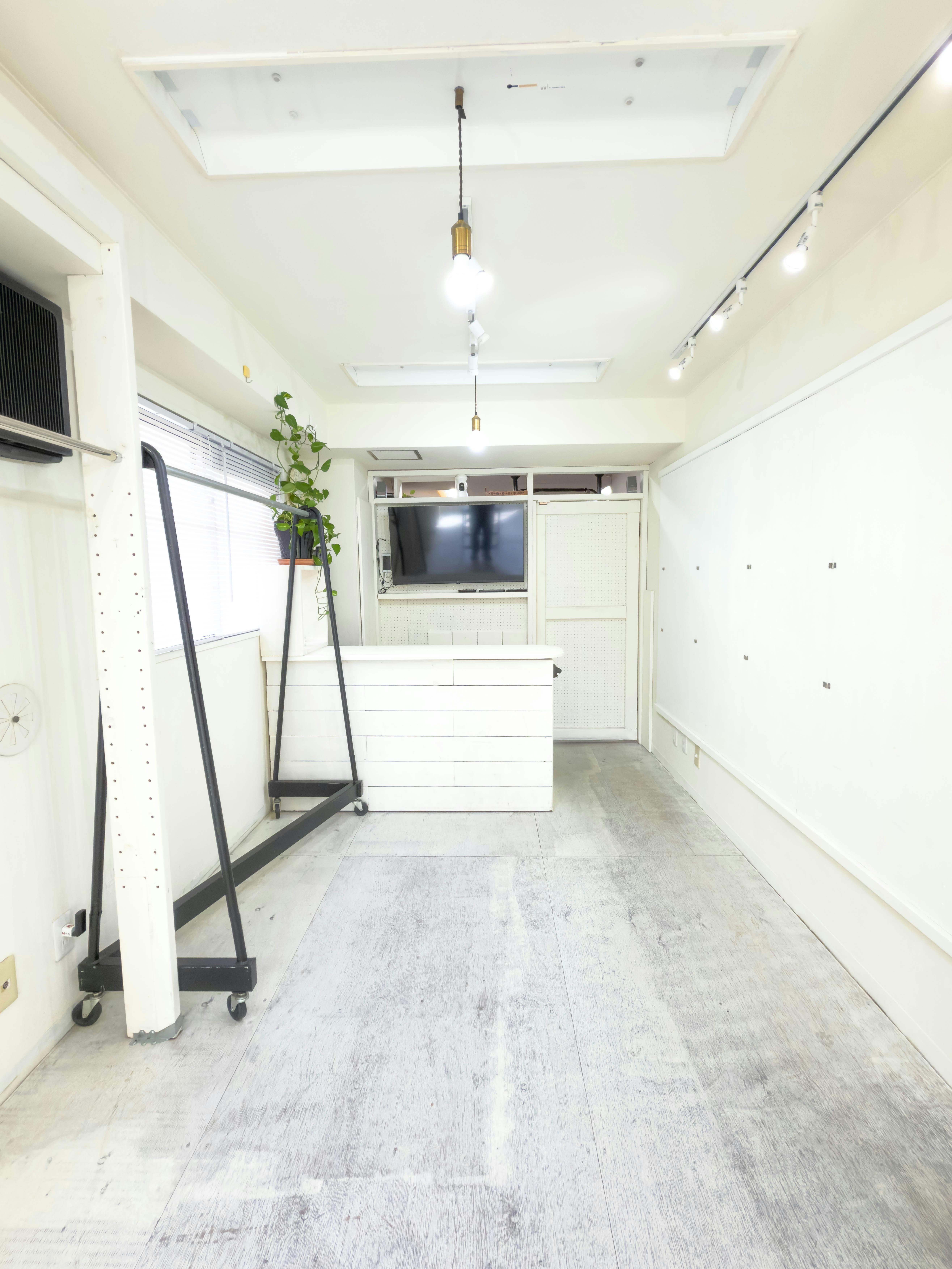 【北参道駅10分】アパレルのポップアップストアや展示会に最適な白を基調とした什器が充実したレンタルスペース