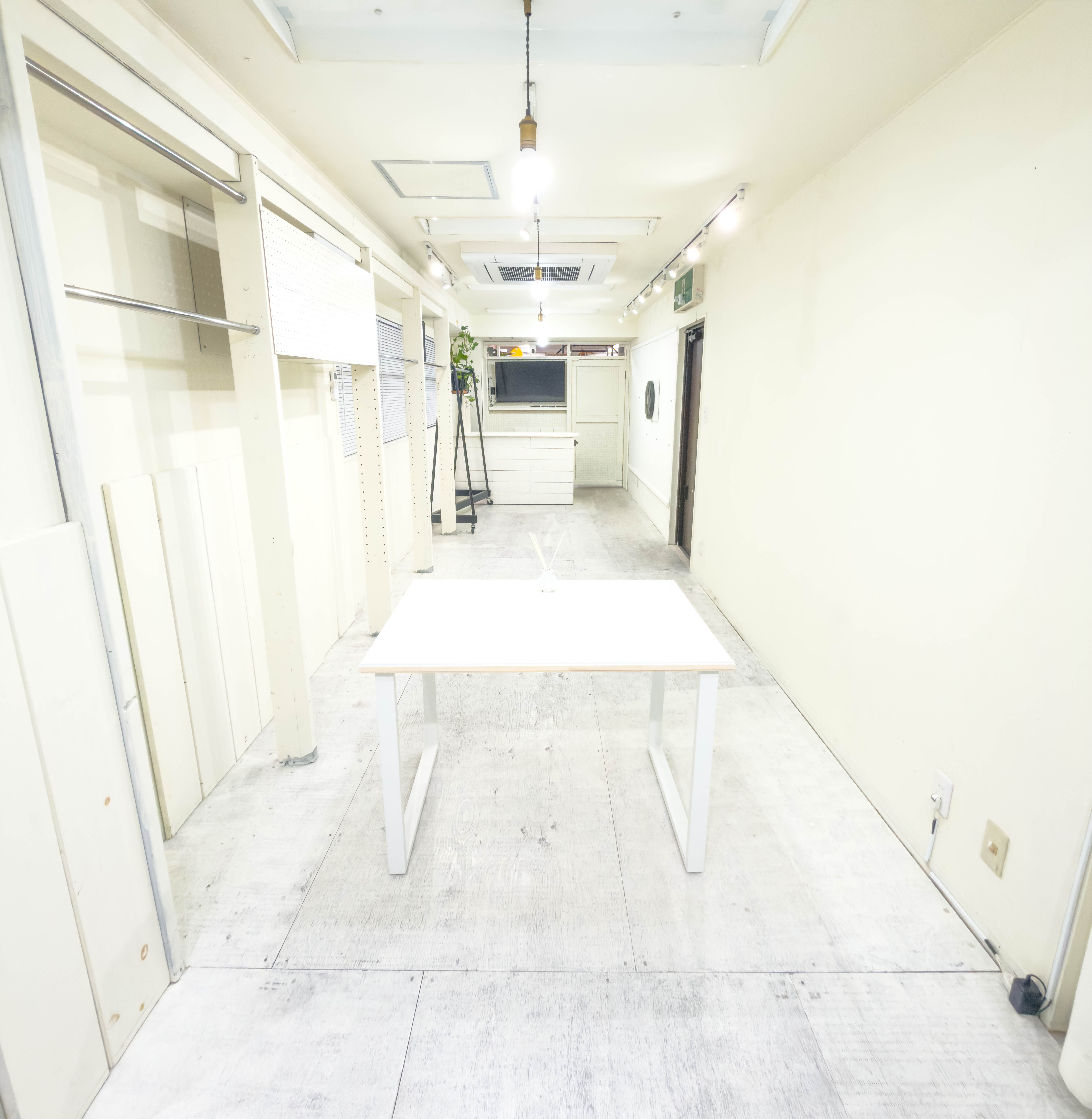 【北参道駅10分】アパレルのポップアップストアや展示会に最適な白を基調とした什器が充実したレンタルスペース