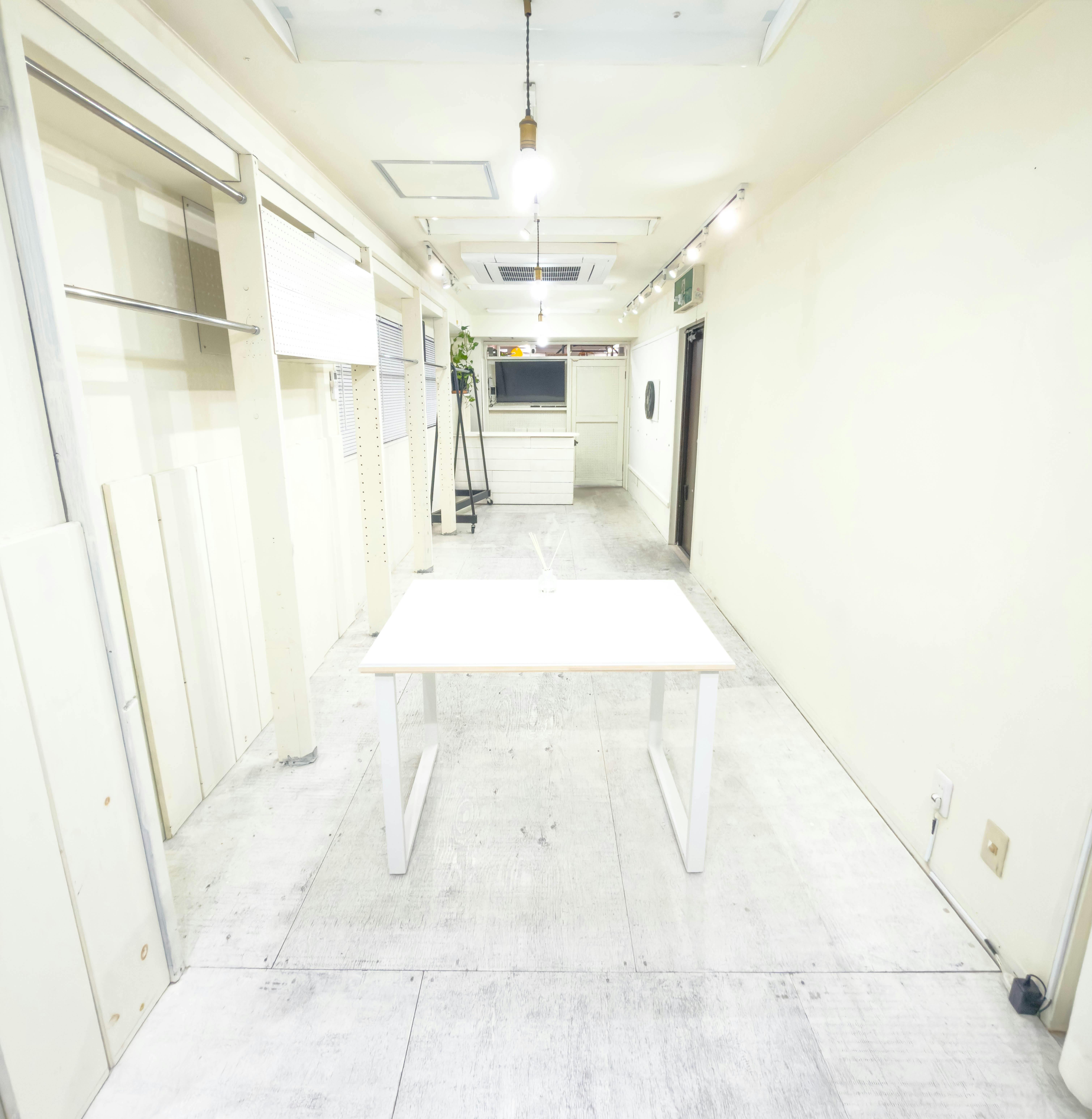 【北参道駅10分】アパレルのポップアップストアや展示会に最適な白を基調とした什器が充実したレンタルスペース
