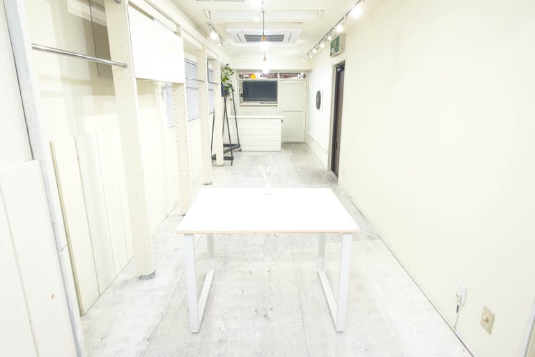 【北参道駅10分】アパレルのポップアップストアや展示会に最適な白を基調とした什器が充実したレンタルスペースの画像7