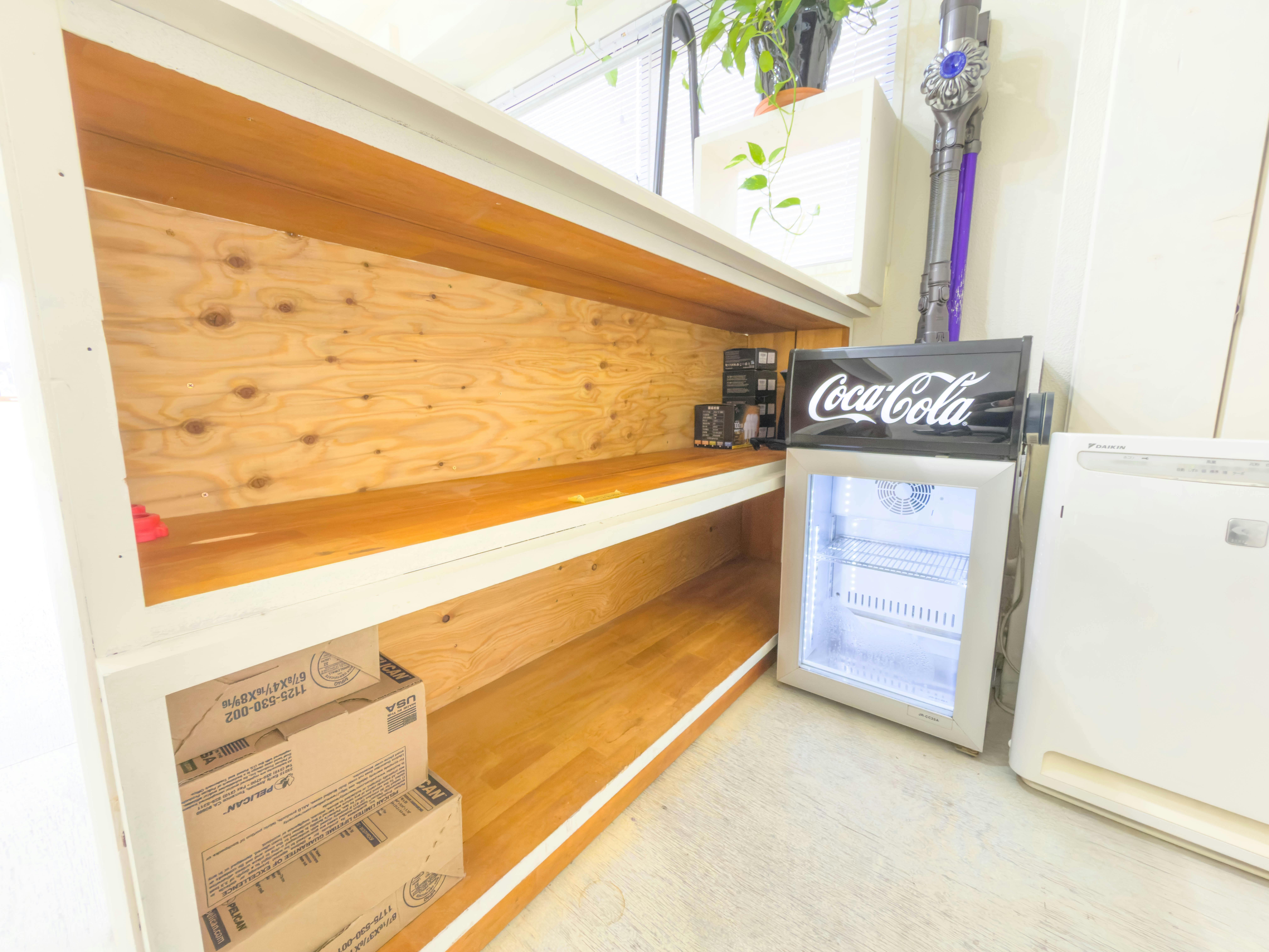 【北参道駅10分】アパレルのポップアップストアや展示会に最適な白を基調とした什器が充実したレンタルスペース