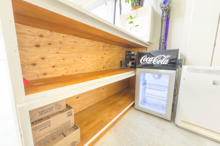 ミニ冷蔵庫と空気清浄機が稼働中。ご自由にお使いくださいませ。スタッフさんや来訪者のドリンクを冷やしておけます。