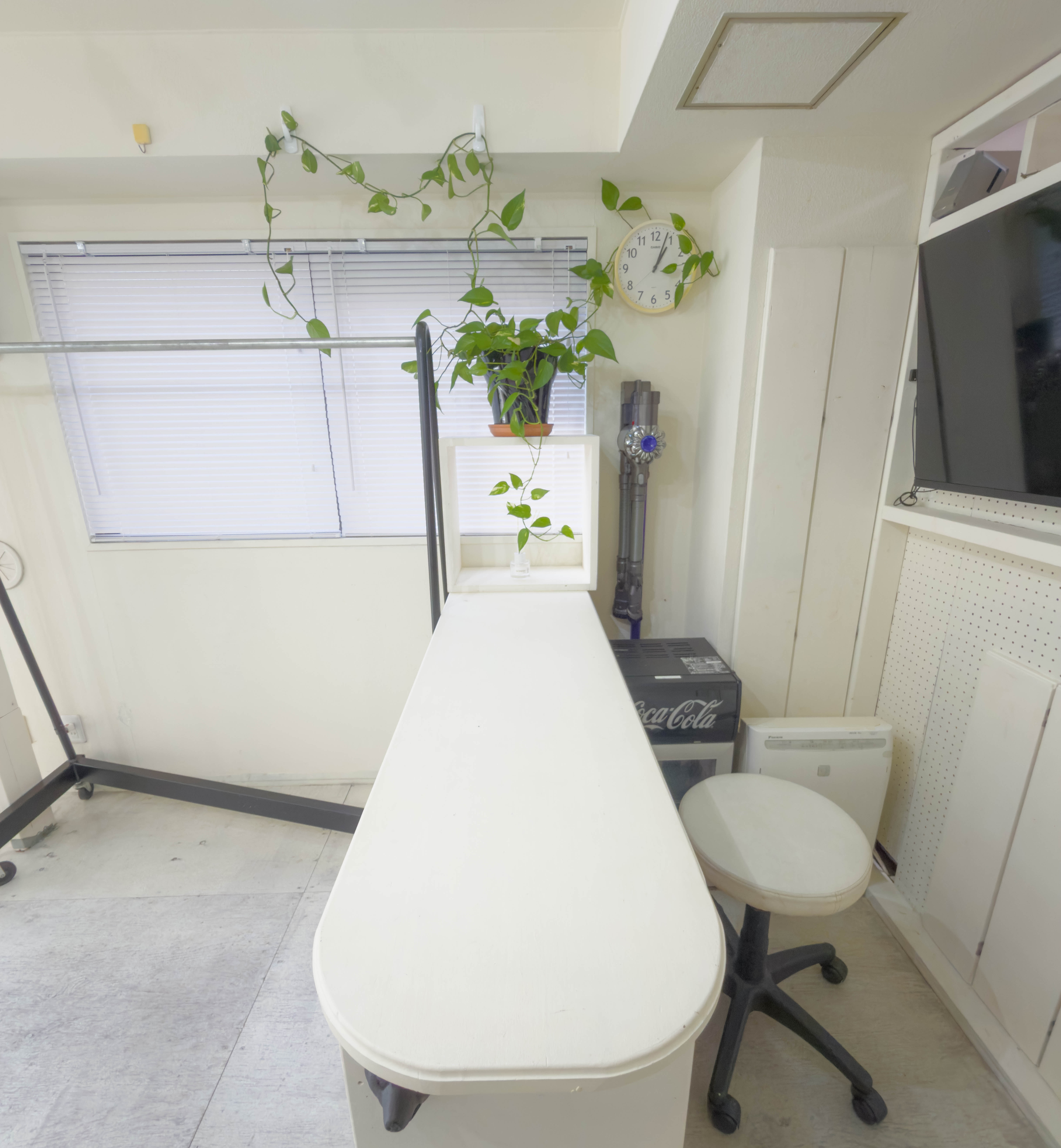 【北参道駅10分】アパレルのポップアップストアや展示会に最適な白を基調とした什器が充実したレンタルスペース