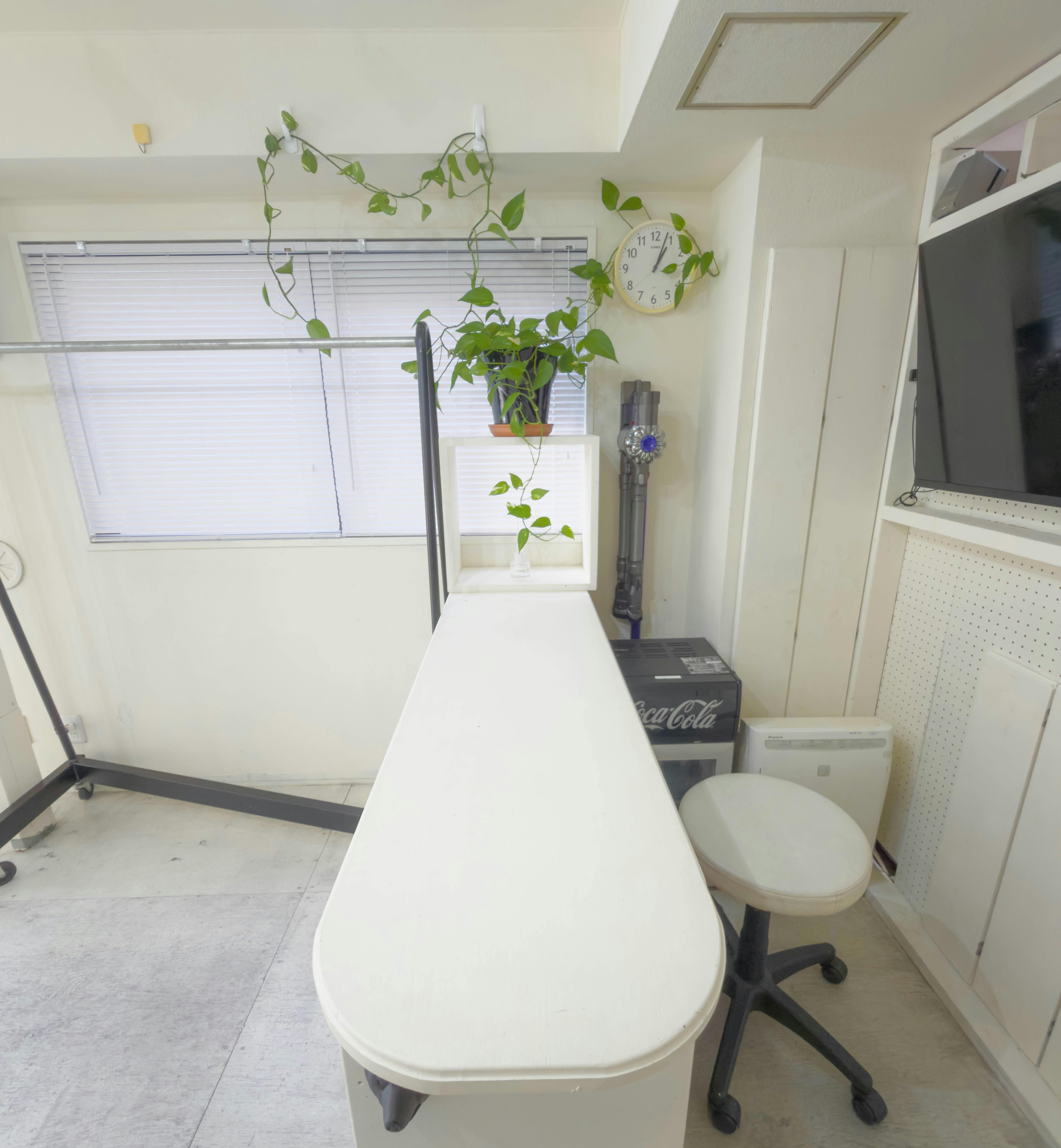 【北参道駅10分】アパレルのポップアップストアや展示会に最適な白を基調とした什器が充実したレンタルスペース