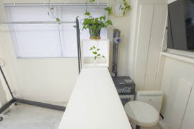 【北参道駅10分】アパレルのポップアップストアや展示会に最適な白を基調とした什器が充実したレンタルスペース