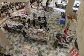 【あまがさきキューズモール】「⑤2F 花の広場」大型ポップアップストアや食物販に最適な、導入階に位置する広々としたイベントスペース