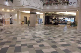 【あまがさきキューズモール】「⑤2F 花の広場」大型ポップアップストアや食物販に最適な、導入階に位置する広々としたイベントスペース