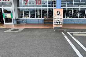 【スーパーセンターニシムタ五十市店】食物販や物販に利用可能なスーパーのホーム館側の店頭にあるイベントスペース