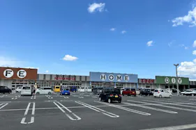 【スーパーセンターニシムタ五十市店】食物販や物販に利用可能なスーパーのホーム館側の店頭にあるイベントスペース