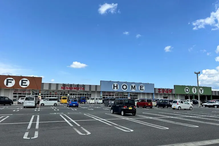 【スーパーセンターニシムタ五十市店】食物販や物販に利用可能なスーパーのホーム館側の店頭にあるイベントスペース