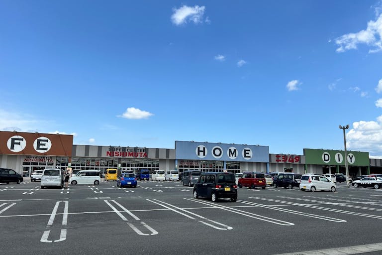 【スーパーセンターニシムタ五十市店】食物販や物販に利用可能なスーパーのホーム館側の店頭にあるイベントスペース