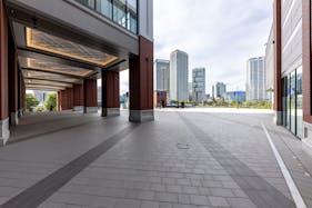 【Kアリーナ横浜 】マルシェ開催や大規模なプロモーションに最適な世界最大級の音楽特化型アリーナふもとのイベントスペース