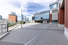 【Kアリーナ横浜 】マルシェ開催や大規模なプロモーションに最適な世界最大級の音楽特化型アリーナふもとのイベントスペース