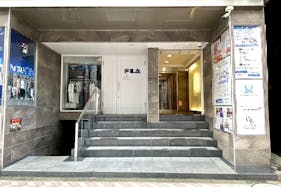 【渋谷駅3分】雑誌撮影や新商品の展示会に最適な白レンガ、木目、白背景3つの壁面でシーン撮影ができる渋谷神南エリアに位置する控室付きビル内スタジオ