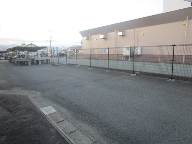 【サンデー白山店】屋外駐車場　キッチンカーの出店に最適なホームセンター内駐車場の屋外イベントスペースの画像