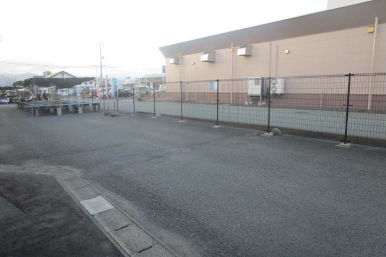 【サンデー白山店】屋外駐車場 キッチンカーの出店に最適なホームセンター内駐車場の屋外イベントスペースの画像1