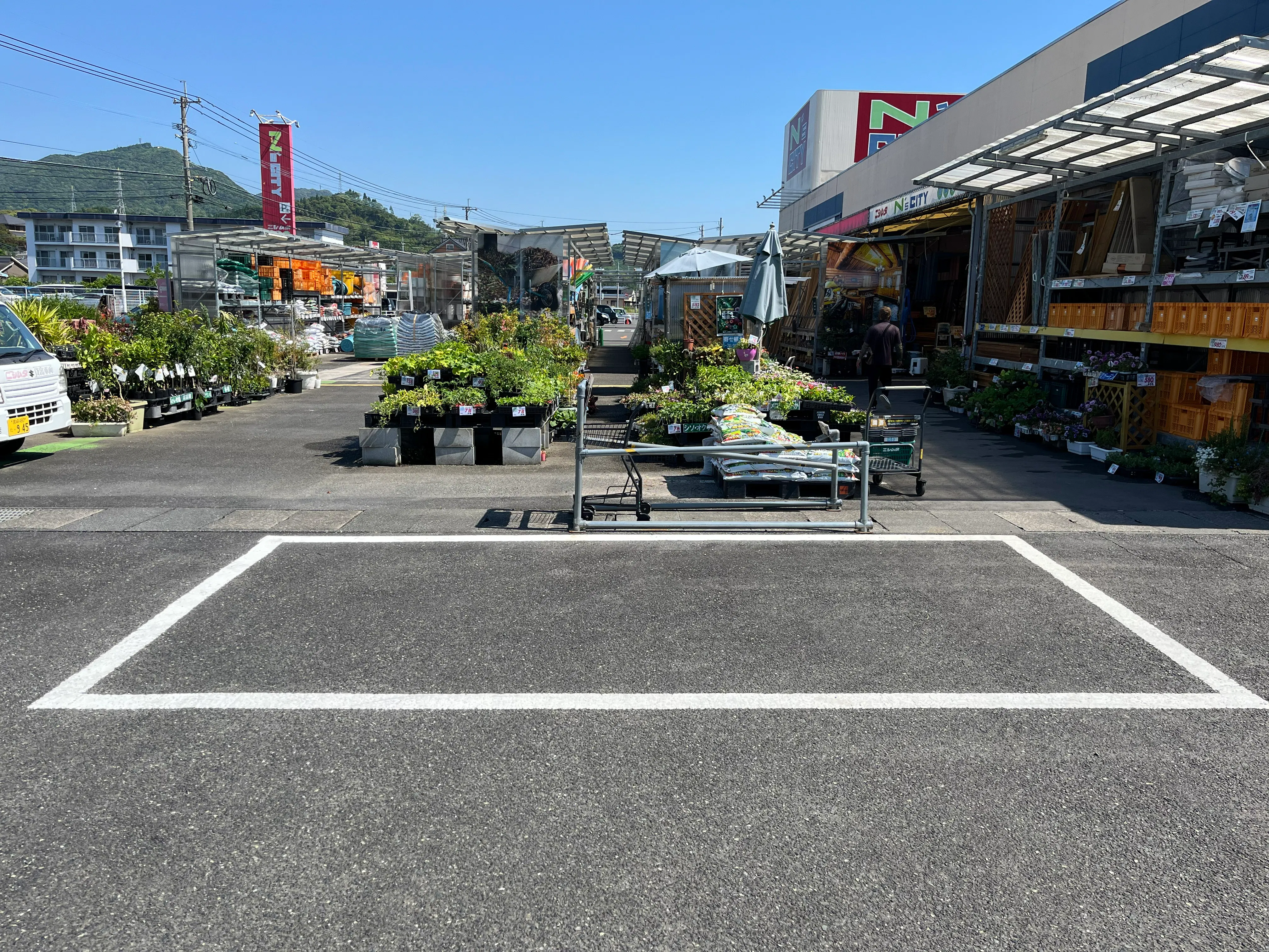 【ニシムタ N’sCITY串間店】キッチンカーに最適な店頭園芸前の駐車場スペース