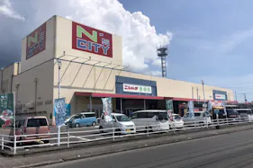 【ニシムタ N’sCITY串間店】キッチンカーに最適な店頭園芸前の駐車場スペース