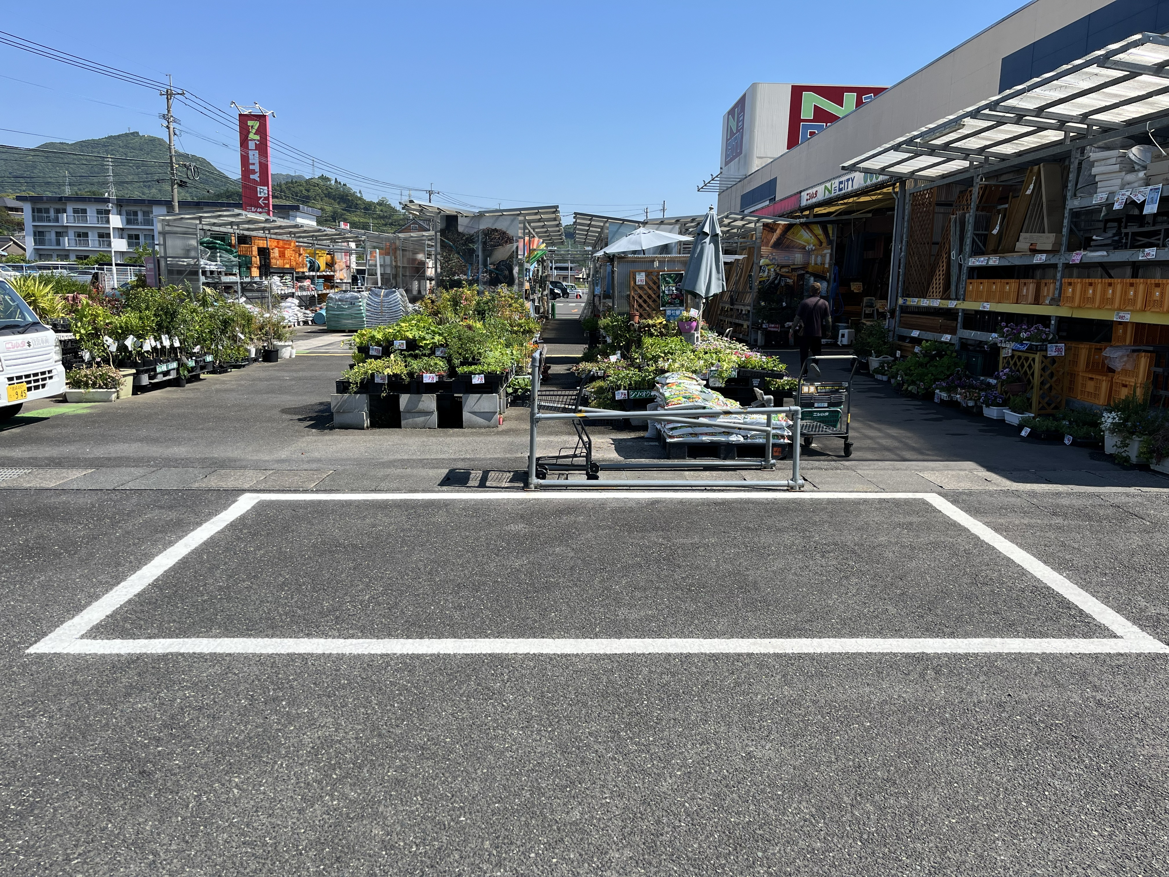 【ニシムタ N’sCITY串間店】キッチンカーに最適な店頭園芸前の駐車場スペース