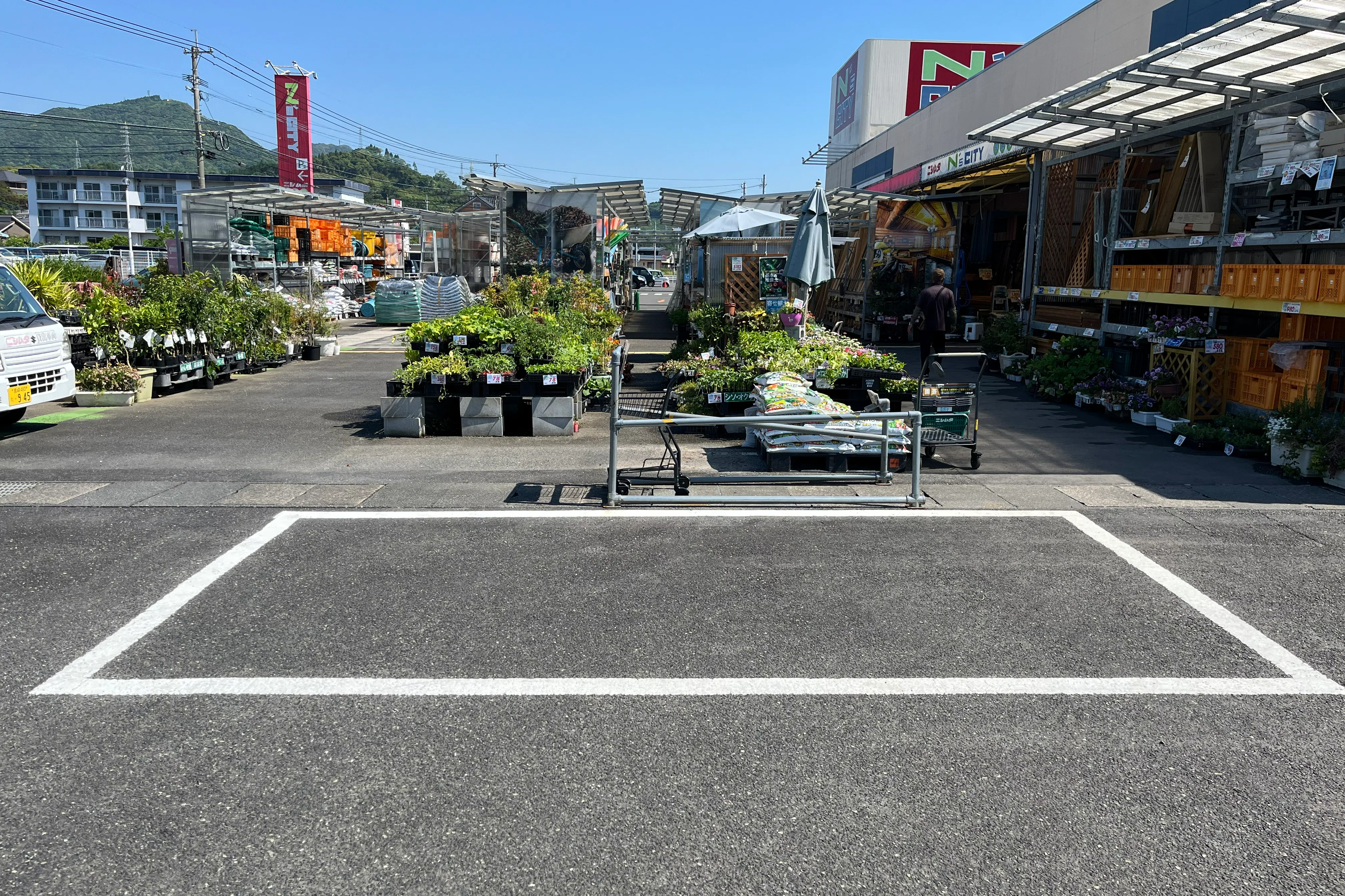 【ニシムタ N’sCITY串間店】キッチンカーに最適な店頭園芸前の駐車場スペース