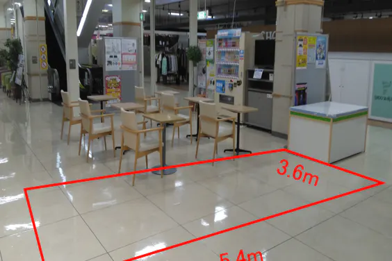 【イオン仙台中山店】本館1F奥エスカレーター前休憩場所の一部 販促プロモーションや物販に最適なスーパー店内催事イベントスペース