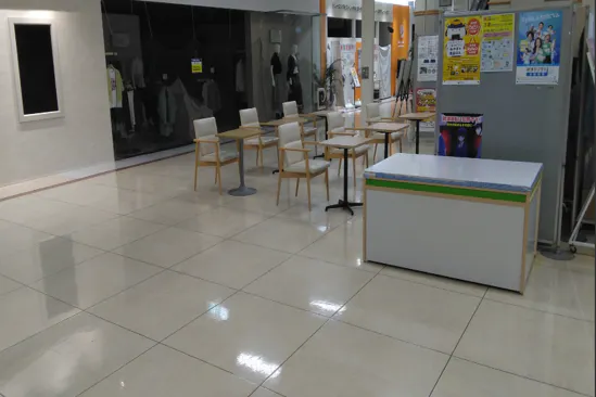 【イオン仙台中山店】本館1F奥エスカレーター前休憩場所の一部 販促プロモーションや物販に最適なスーパー店内催事イベントスペース
