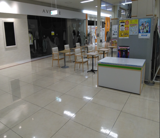 【イオン仙台中山店】本館１F奥エスカレーター前休憩場所の一部 販促プロモーションや物販に最適なスーパー店内催事イベントスペース