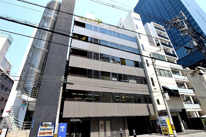 【心斎橋駅4分】白を基調とした清潔感あふれる空間にワンフロアのプライベートスペース なのであらゆるイベントに対応できるマルチスペースです。