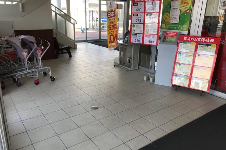 【西友 瀬戸店】1階風除室付近 各種プロモーション用途や物販、食物販のポップアップストアに最適なスーパー店内催事イベントスペースの画像3