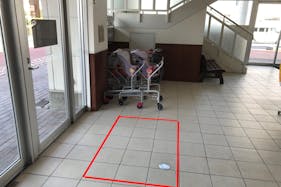 【西友 瀬戸店】1階風除室付近 各種プロモーション用途や物販、食物販のポップアップストアに最適なスーパー店内催事イベントスペース