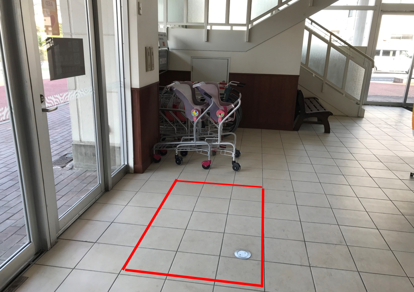 【西友　瀬戸店】1階風除室付近　各種プロモーション用途や物販、食物販のポップアップストアに最適なスーパー店内催事イベントスペース