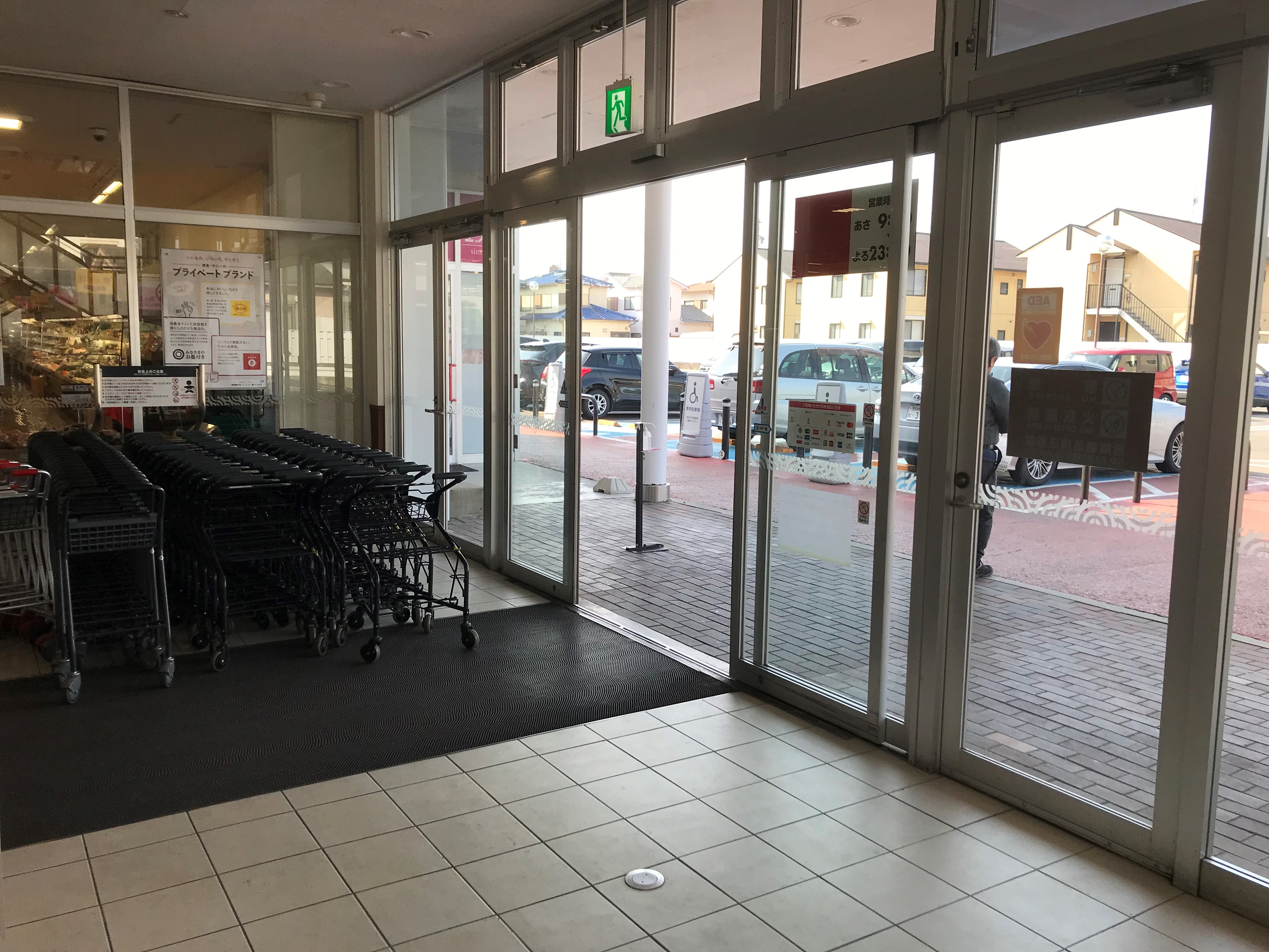 【西友　瀬戸店】1階風除室付近　各種プロモーション用途や物販、食物販のポップアップストアに最適なスーパー店内催事イベントスペース