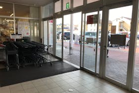【西友 瀬戸店】1階風除室付近 各種プロモーション用途や物販、食物販のポップアップストアに最適なスーパー店内催事イベントスペース