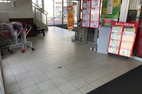【西友 瀬戸店】1階風除室付近 各種プロモーション用途や物販、食物販のポップアップストアに最適なスーパー店内催事イベントスペース
